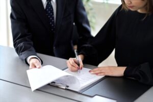 契約書にサインをする様子