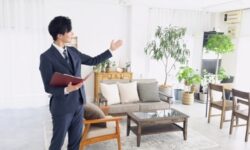 物件を案内する不動産営業マン