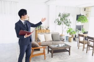 物件を案内する不動産営業マン