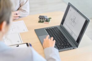 物件案内をする様子