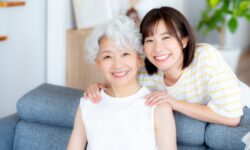 親子が二人で笑っている写真