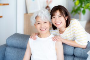 親子が二人で笑っている写真