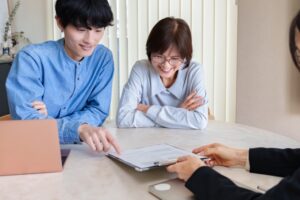 親子が契約書を確認している様子