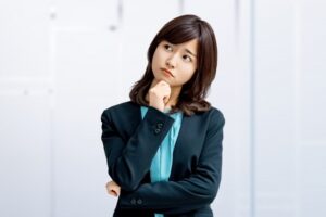 悩んでいる女性