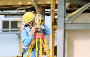 土地を測量している様子