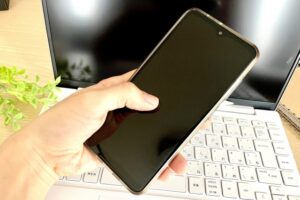 スマホを触っている様子